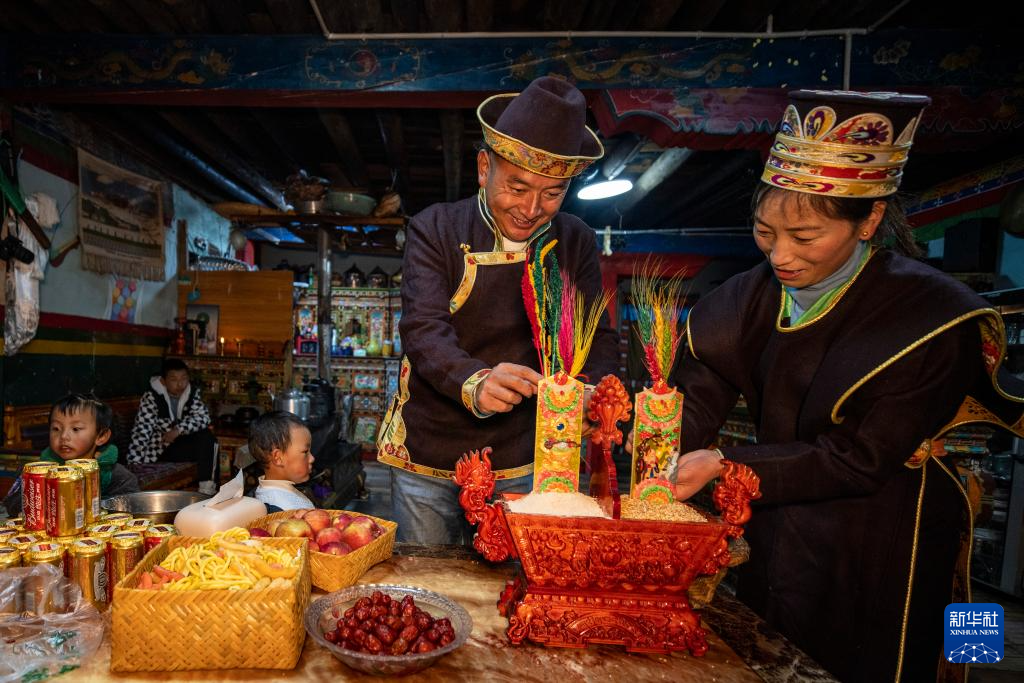 工布新年的年三十,次仁顿珠(左)和拉巴卓玛在准备寓意五谷丰登的"切玛