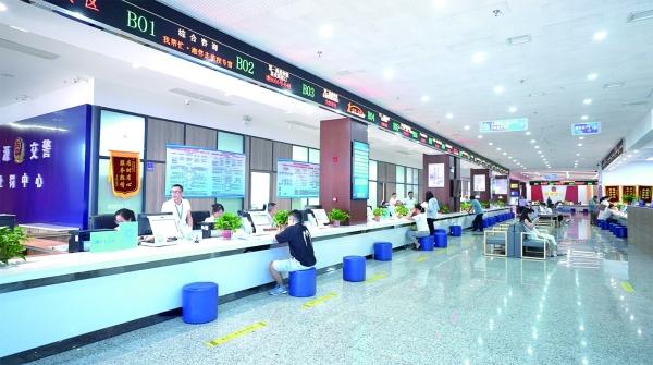 涟源市政务服务中心办事大厅.(市政务服务中心供图)
