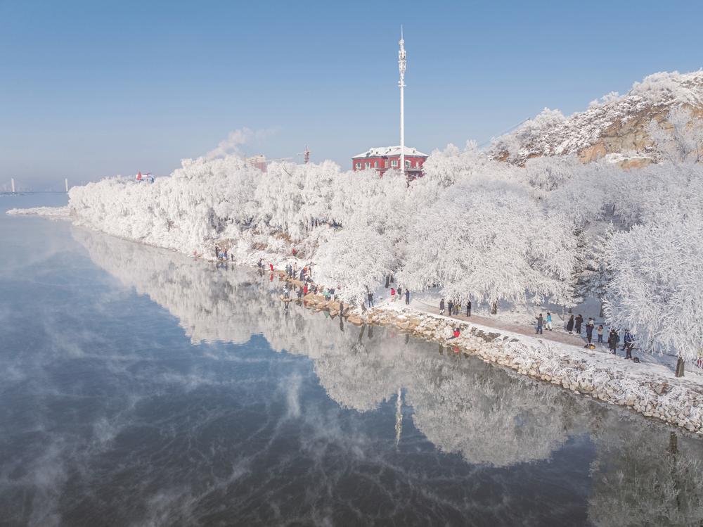 近日,吉林省吉林市龙潭区乌拉街满族镇雾凇岛景区迎来今冬首场雾凇