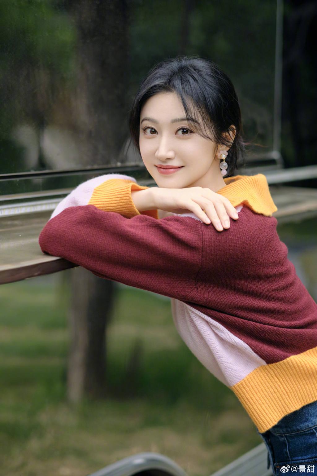 景甜穿彩色针织衫甜美可爱笑容温暖治愈