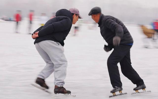 "跑花儿"爱好者在后海滑冰. 新京报记者 郭延冰 摄