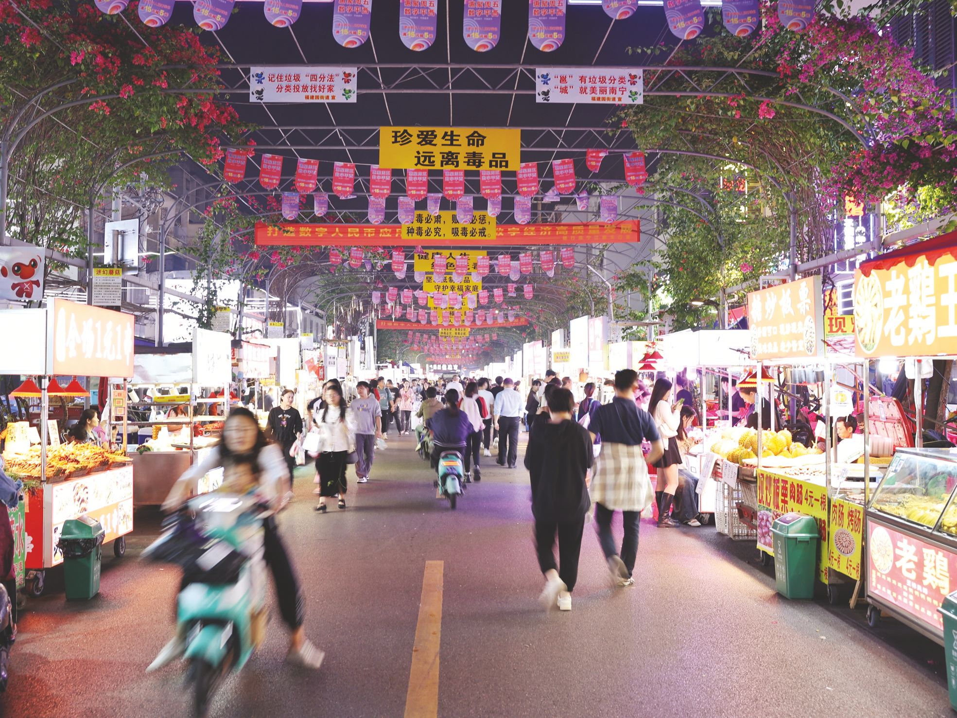 通讯员卢文静 邓鸽)江南区平西夜市是南宁市民喜爱打卡的夜宵美食街之