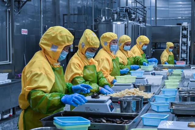 工人在预制菜加工生产线作业 周义 摄