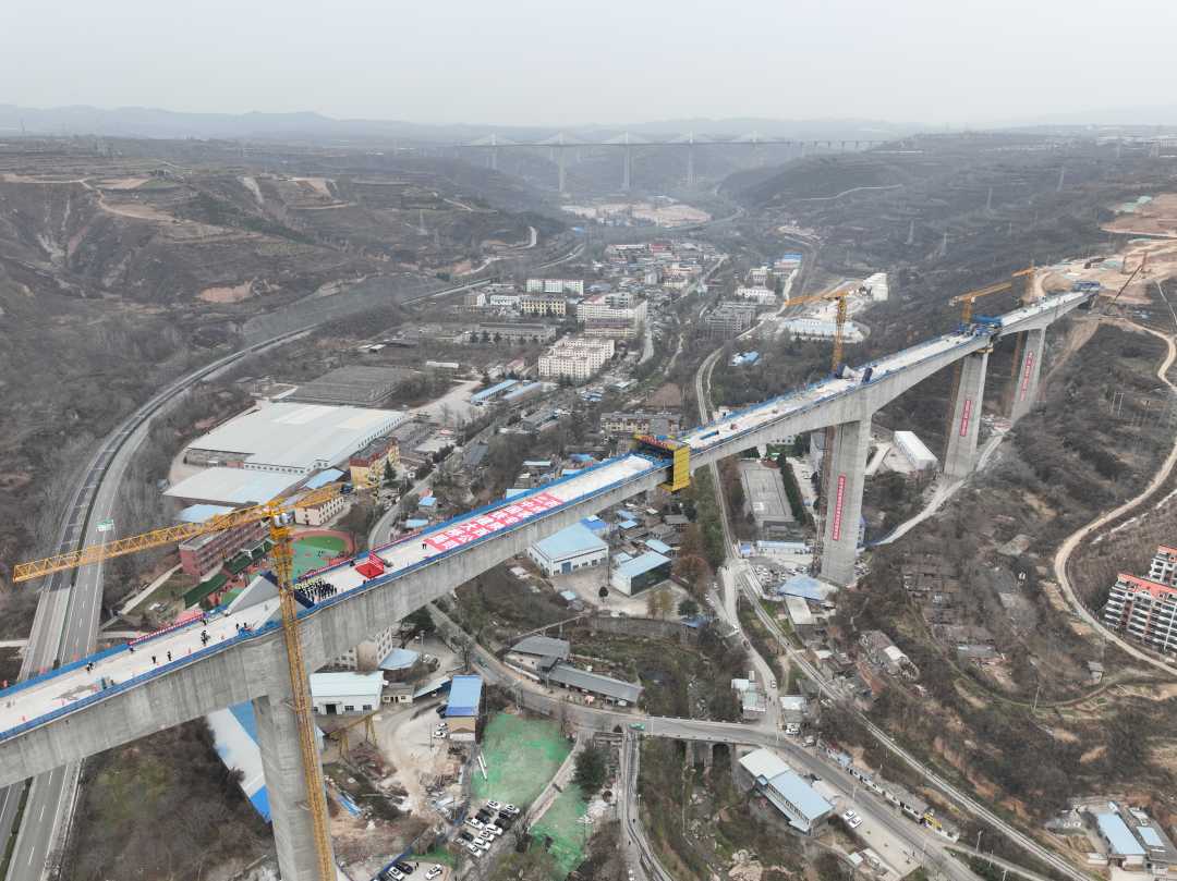 这是西延高铁全线跨度最大,高度最高的桥梁,也是目前国内高速铁路无砟