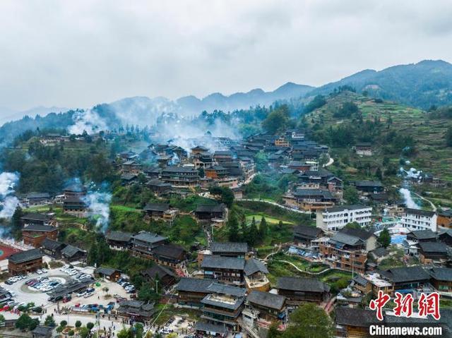 唐哲 摄11月14日,贵州省黔东南苗族侗族自治州雷山县报德村苗族同胞走