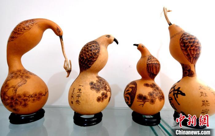 11月14日,烙画艺人王海制作的花鸟题材葫芦烙画.武成军 摄