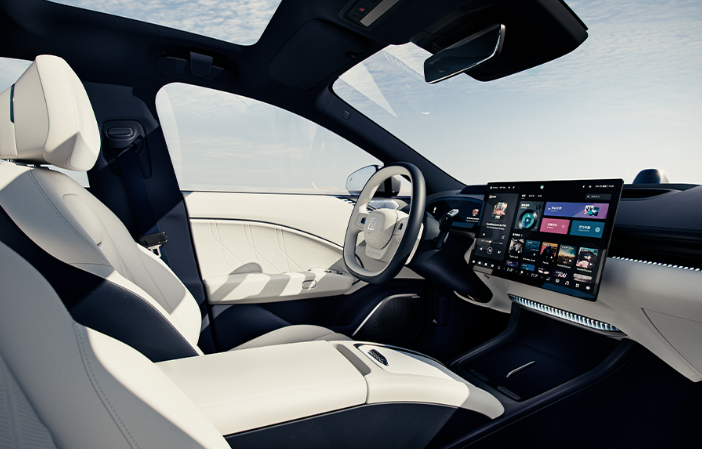 极氪首款纯电轿车007内饰照公布：NAPPA真皮座椅搭配冰晶氛围灯