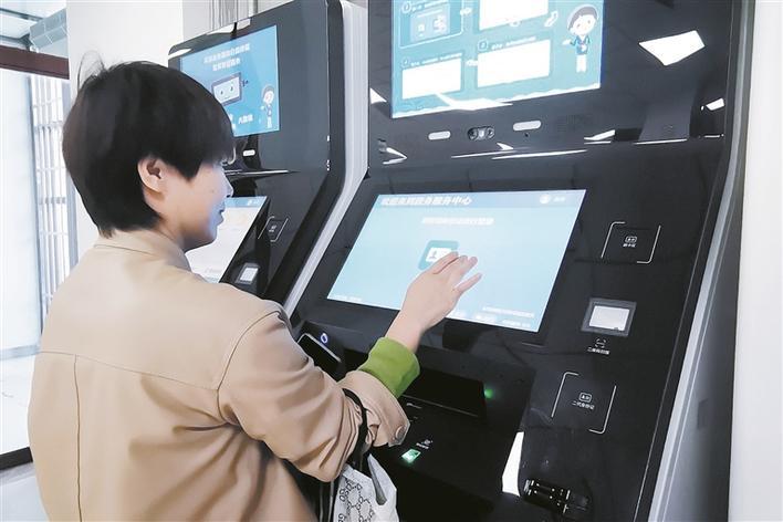 六师五家渠市政务服务大厅内,一位居民在自助服务终端上办理业务(资料