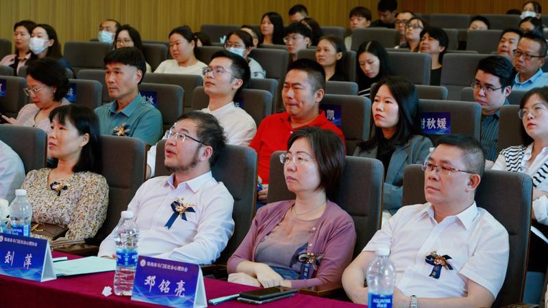 副院长张军,广东省应用心理研究会会长,暨南大学企业管理系主任叶茂林