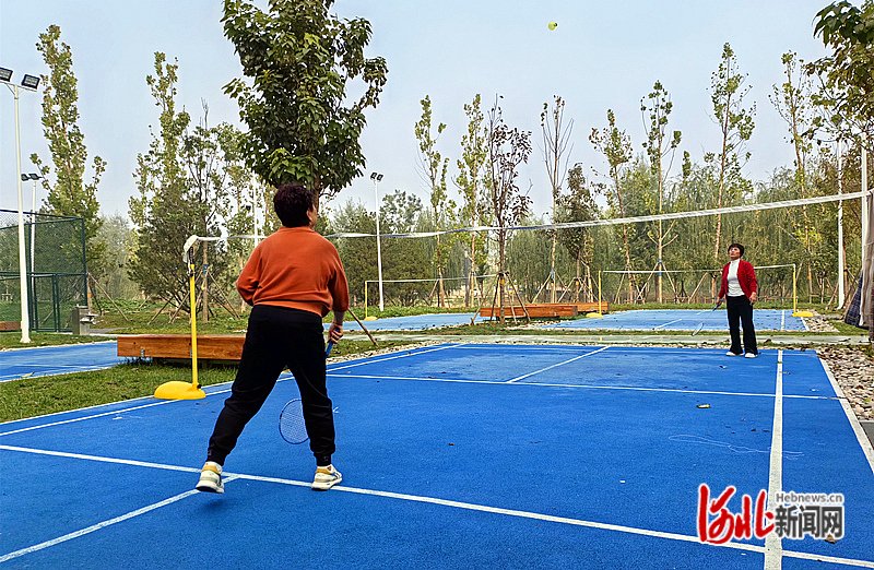 10月30日,雄安新区容东片区明珠园小区居民在附近羽毛球场地打球.