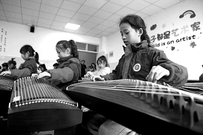 凤台一所小学学生在课后服务"特色课程"中学习古筝.(资料图片)