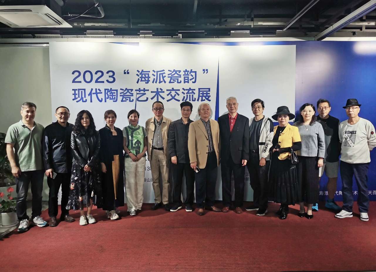 图片说明:2023"海派瓷韵"现代陶瓷艺术交流展现场,胡晓芒(左六)