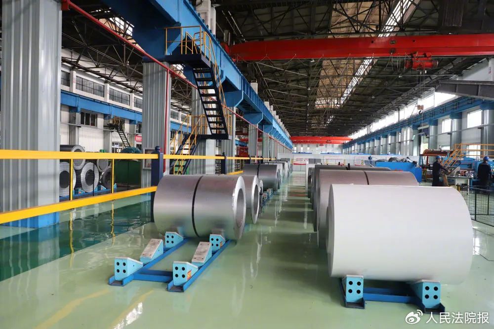 鞍山冶金工业集团冷轧包装材料生产车间一角.