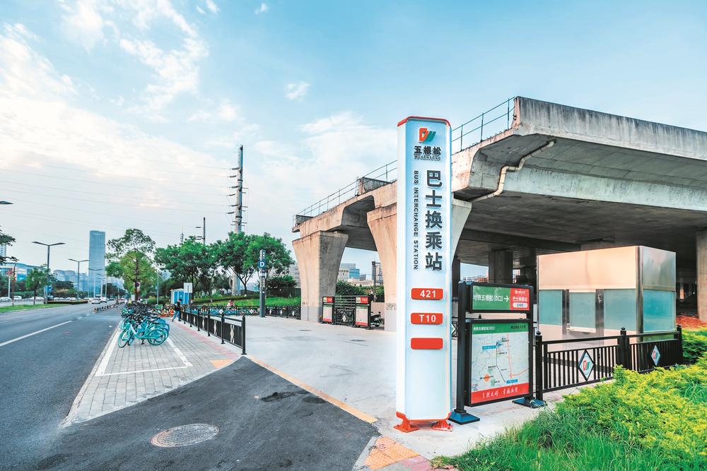 公交车停到地铁口 成都已打造11个"巴士换乘站"|换乘站_新浪财经_新浪