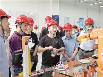 在深圳市宝安区产业工人技能促进中心的工业机器人班，职工正在学习操作机械手臂。南方工报全媒体记者马大为/摄