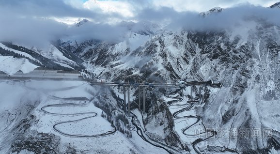图为合龙后的乌尉高速公路后峡2号大桥.