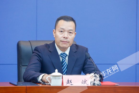 市经济信息委副主任赵斌回答记者提问.华龙网记者 石涛 摄