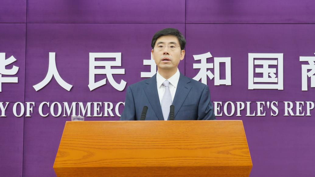 商务部新闻发言人何亚东 &nbsp; 澎湃新闻记者 周頔 摄