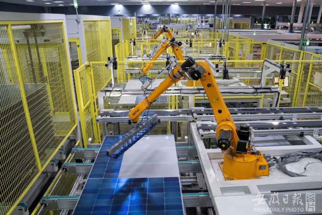 光伏组件生产车间内,机器人在摆放太阳能光伏电池片.阮雪枫 摄
