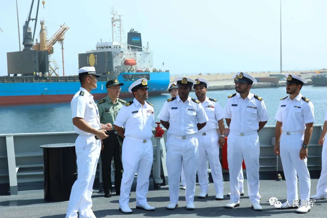 阿曼海军代表参观编队淄博舰.张元虎 摄