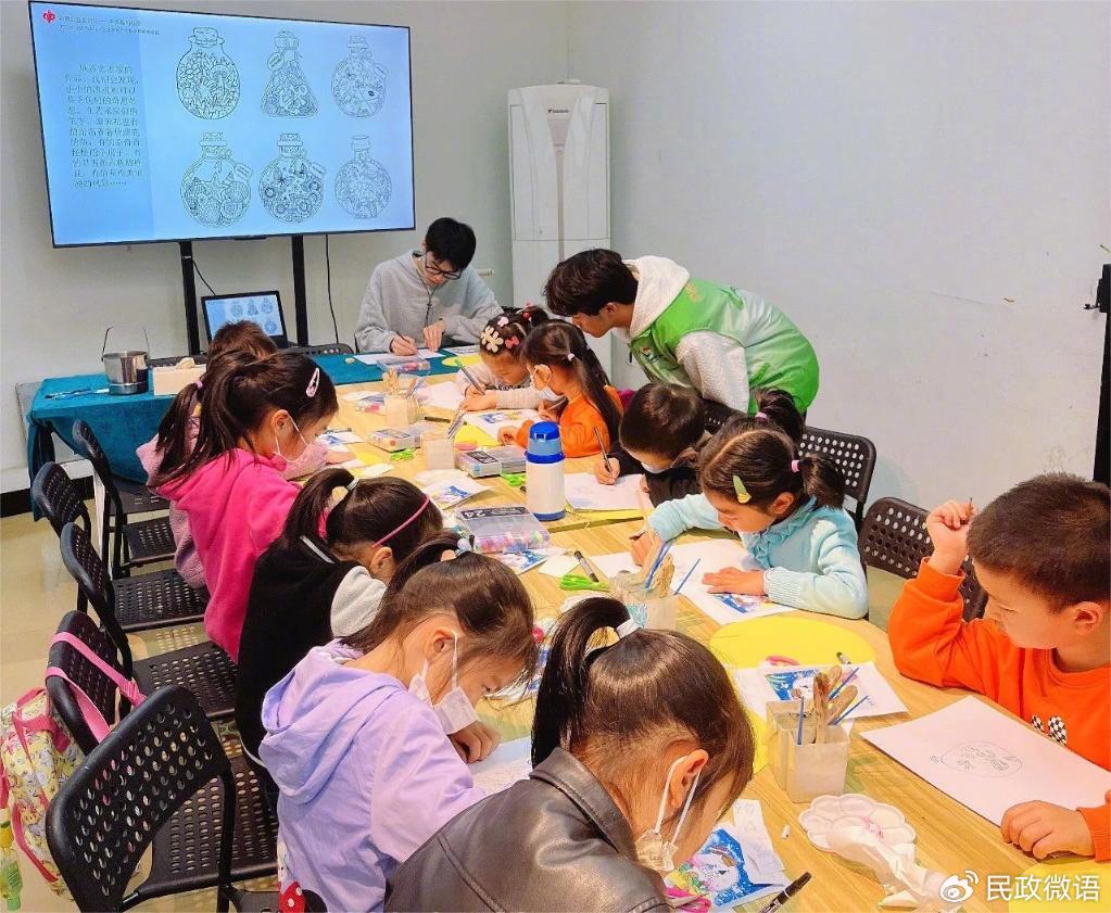 孩子们在上创意绘画课.(受访者供图)