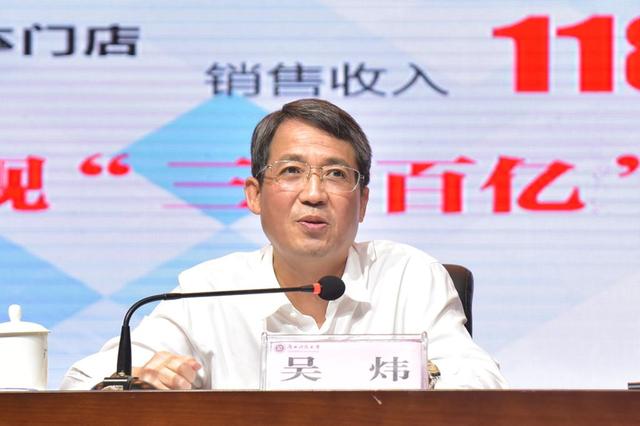 在广西南宁工作,曾任南宁市劳动局副局长,南宁市江南区区长,横县县长