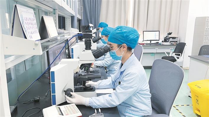 11月14日,兵团医院医学检验科工作人员在检测样本. 鹿新红 摄