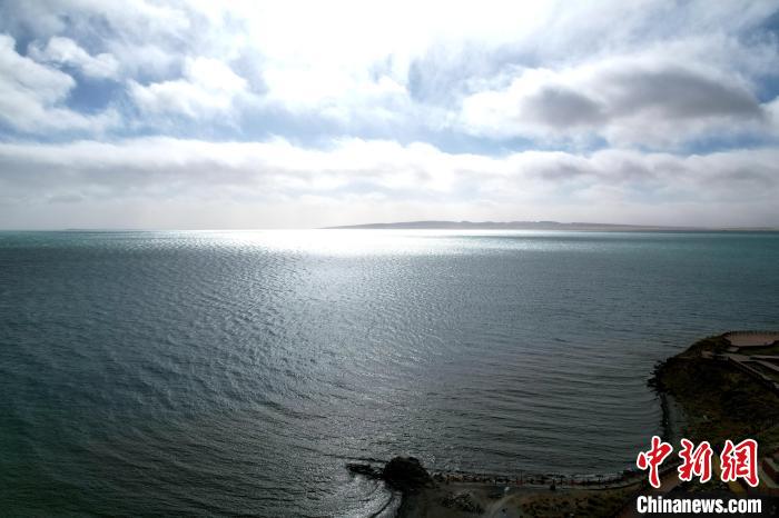 图为航拍青海湖断崖风光.薛蒂摄