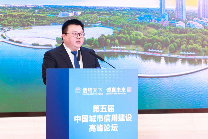 图为江苏省如皋市市长王鸣昊&nbsp