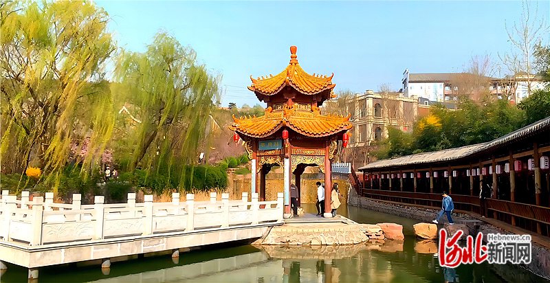 11月7日,石家庄西部长青德明古镇景区,游客正在游玩.