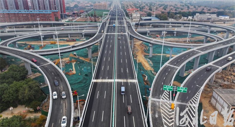 11月15日拍摄的石家庄市北三环市政化改造项目中华大街互通立交工程.