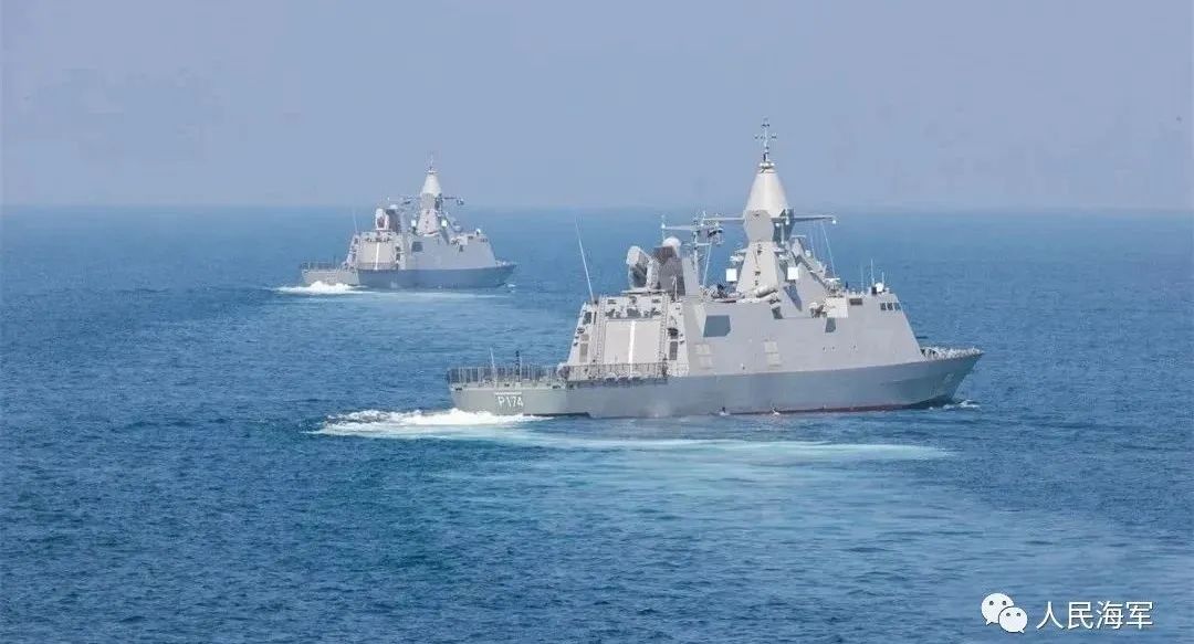 阿联酋海军"拜努纳"号,"梅亚德"号护卫舰在淄博舰的指挥下,统一变换