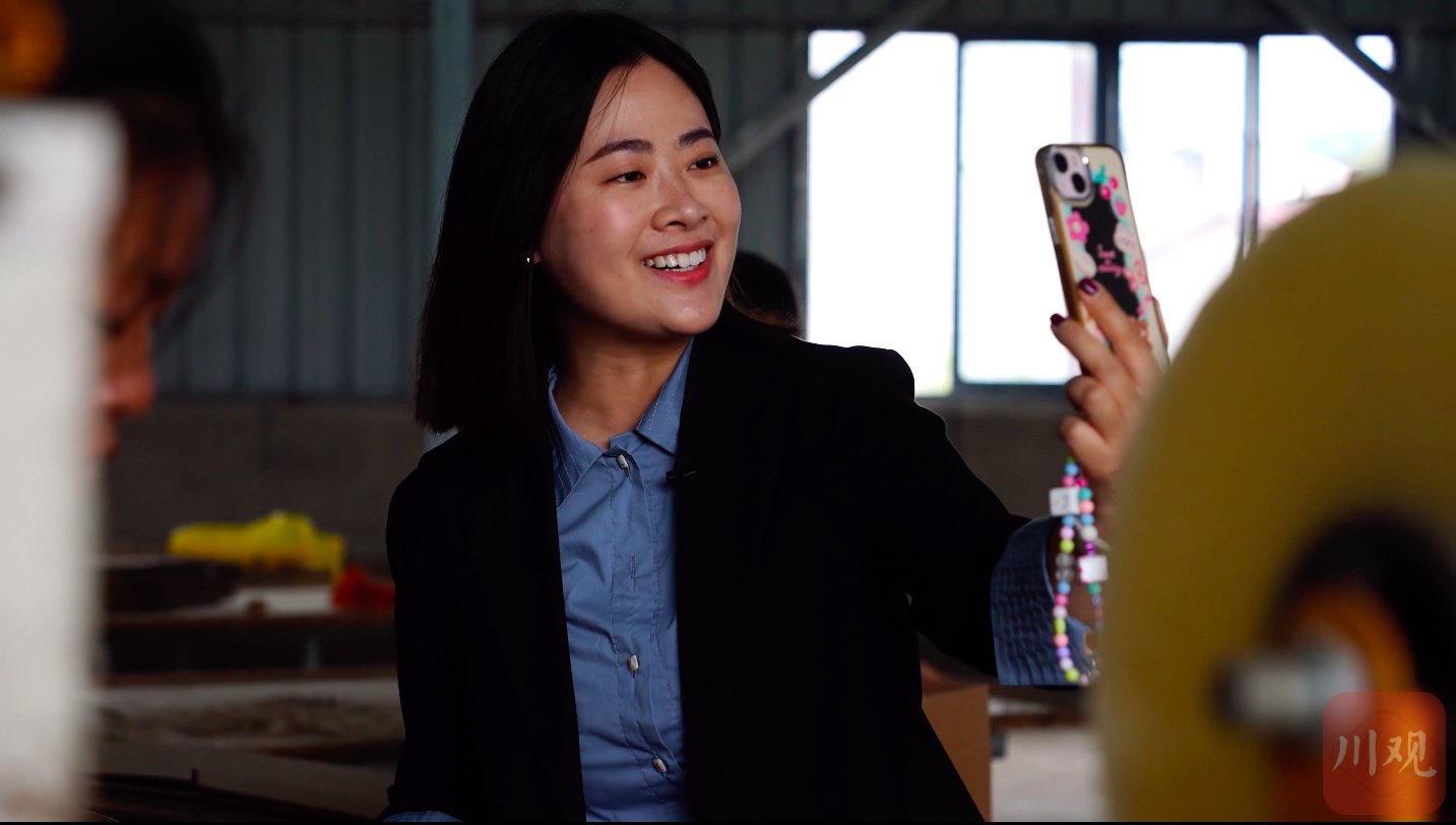 内江市东兴区田家镇正子村党总支部委员,村委会委员王佳颖正在做直播