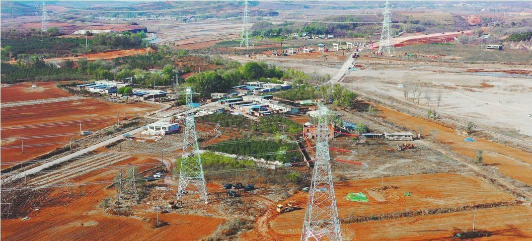 凌绥高速新建电力线路迁改工程现场.李 娇 摄