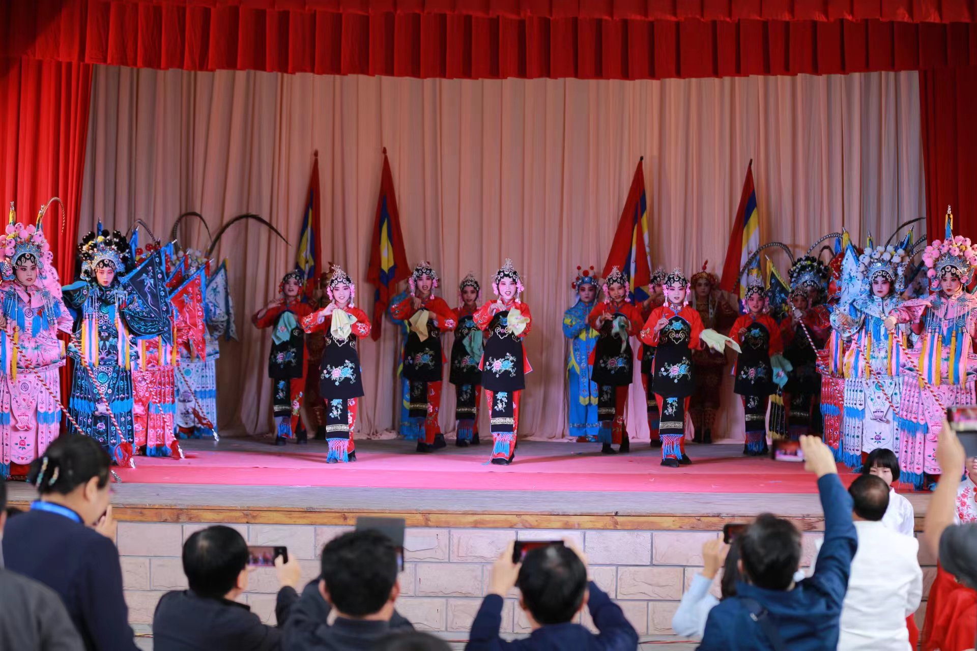 11月2日,河北省武安市楼上村平调落子博物馆的戏曲演出现场.(万斌 摄)