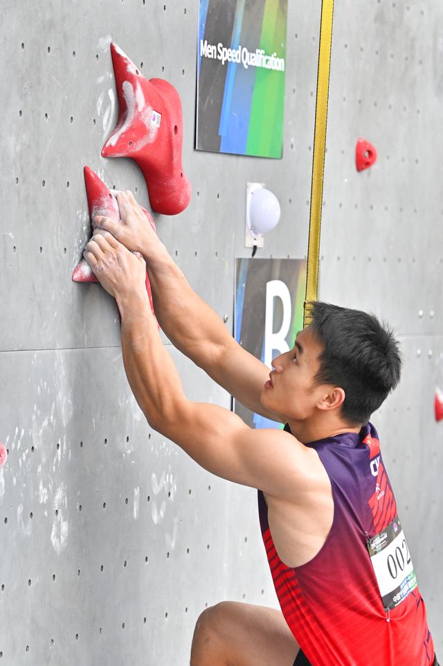 "一带一路"国际攀岩大师赛中,龙金宝在8强赛中落败. 中国登山协会供图