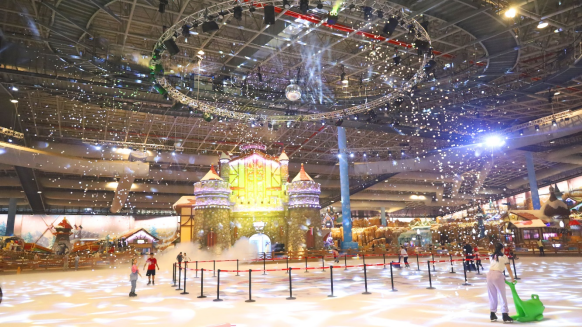 图为北海银基冰雪王国游乐场室内的游玩项目