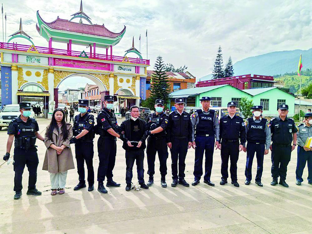 在云南临沧市镇康县南伞口岸向我方移交被抓获的明国平等人