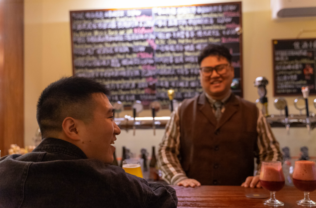 ▲吴竞（左一）在自己的小酒馆。（受访者供图）