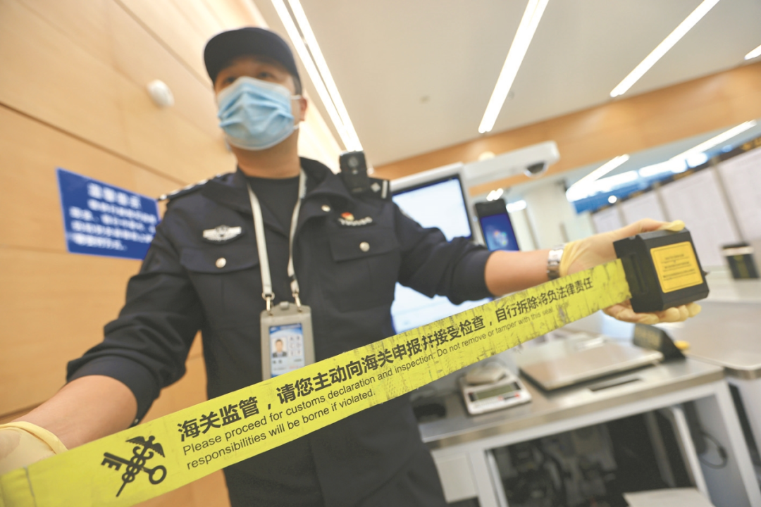 11月3日,缉私民警向记者展示智能安检系统的海关行李锁.张铮 摄