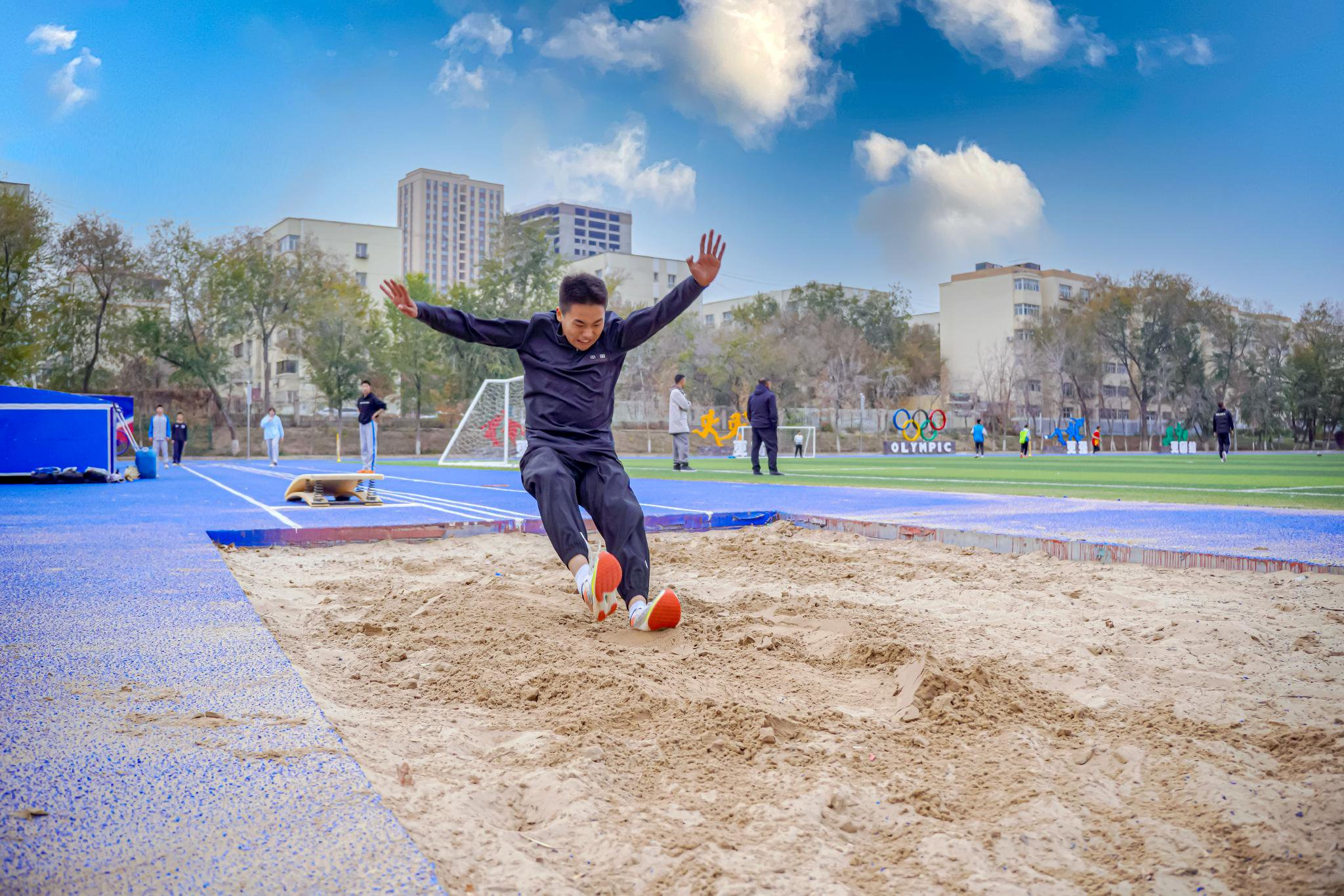 学生在大课间跳远.通讯员 杨斌 摄
