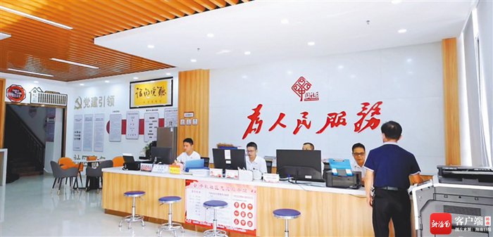 群众在千秋社区党群服务中心办事窗口办理业务.受访者供图