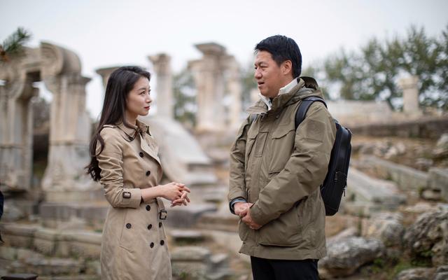 圆明园历史研究专家刘阳(右)接受《幸福大街对谈》栏目主持人姜慧梓