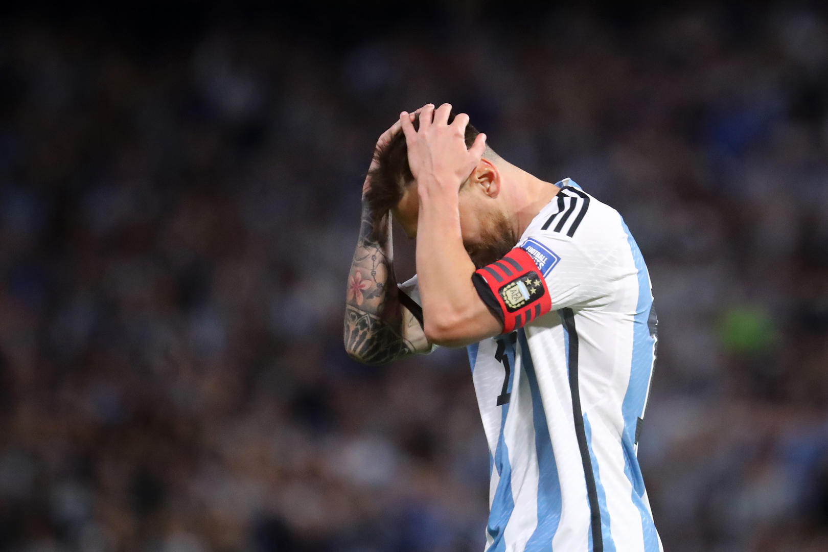 阿根廷队世界杯夺冠后首败 锁喉对手的梅西说：年轻人必须学会尊重长辈