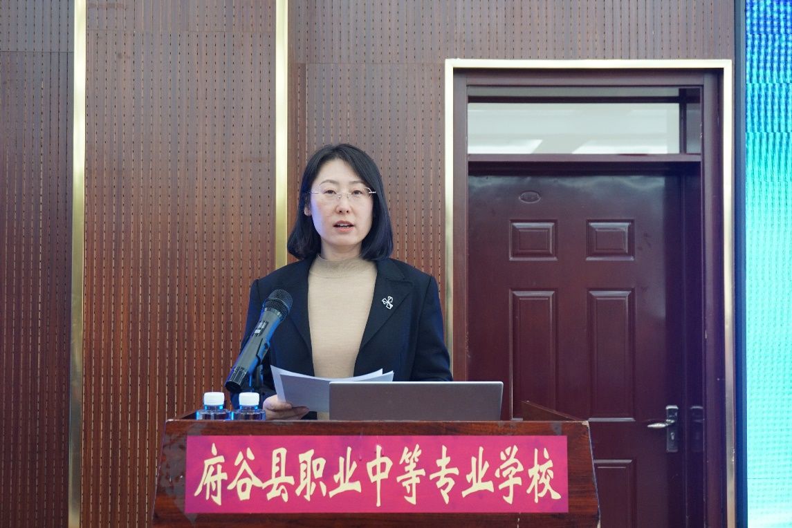 挂牌仪式后,举行府谷县镁产业高质量发展报告交流会,白艳霞主持报告会