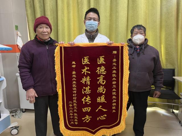 11月14日,泾河村村民张宝英和张正兰一大早就相约来到嘉定工业区社区