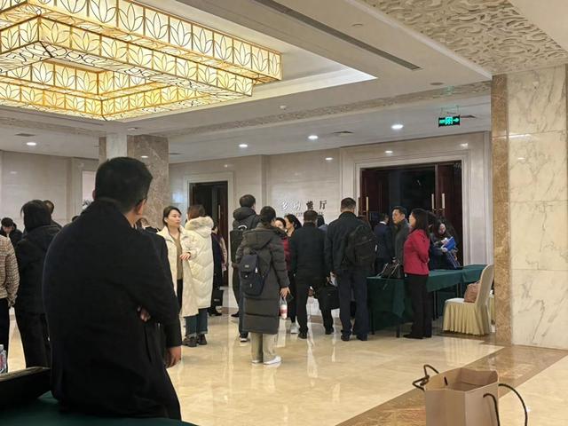 参与谈判企业已等候在约定地点 红星新闻记者邓凌瑶摄