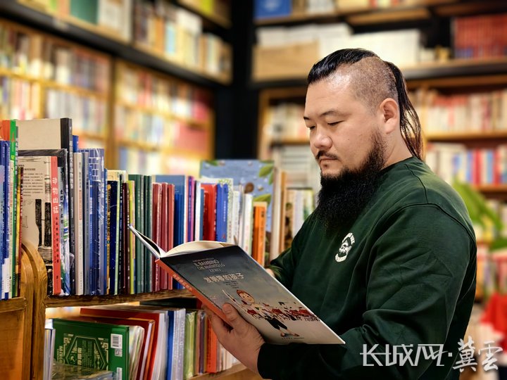 孙哲正在龙媒书店内阅读.长城网·冀云客户端记者 郭政 摄