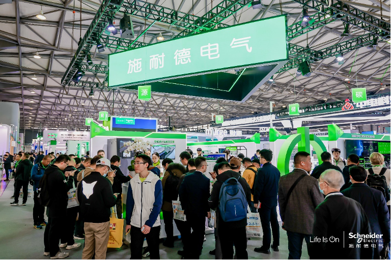 图为施耐德电气展台在本届展览会吸引众多观众.(施耐德电气供图)