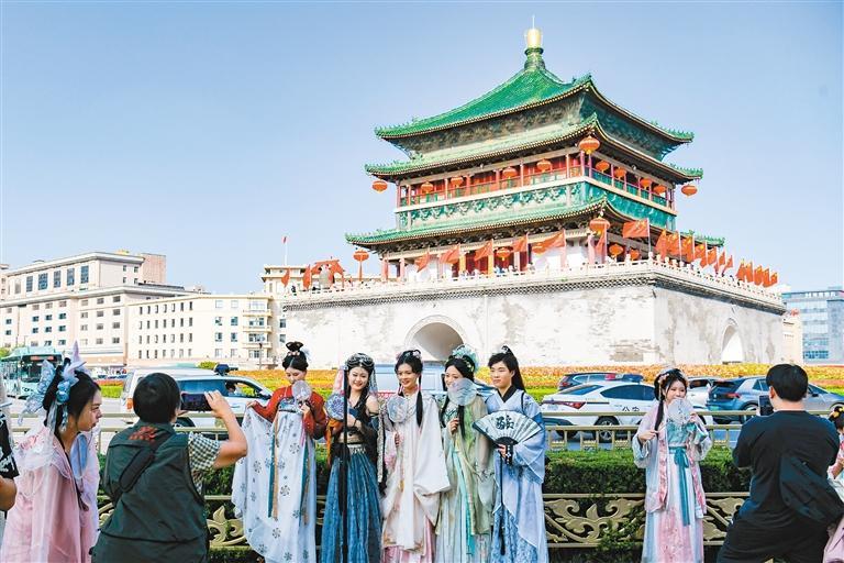 身着汉服畅游古都已成为西安一道亮丽的风景线.